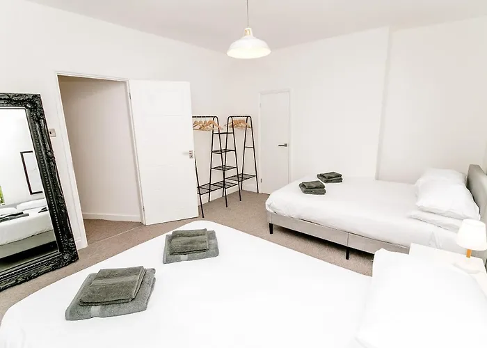 New City House, Great Location - With Parking