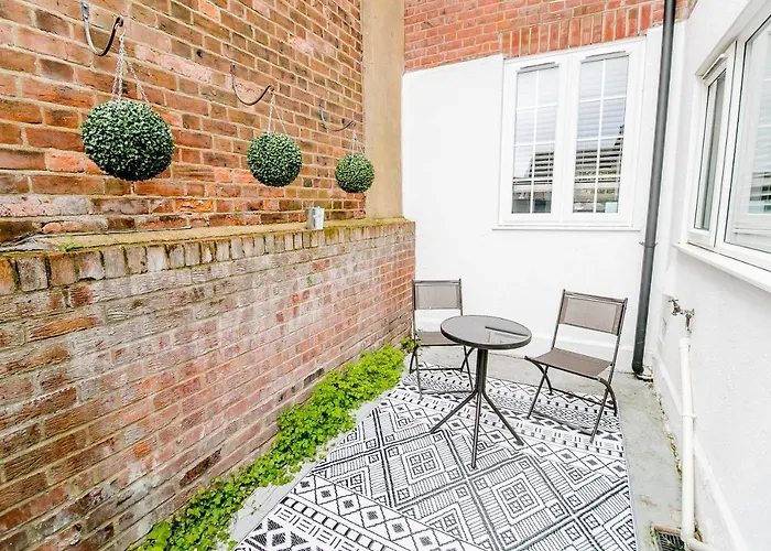 New City House, Great Location - With Parking