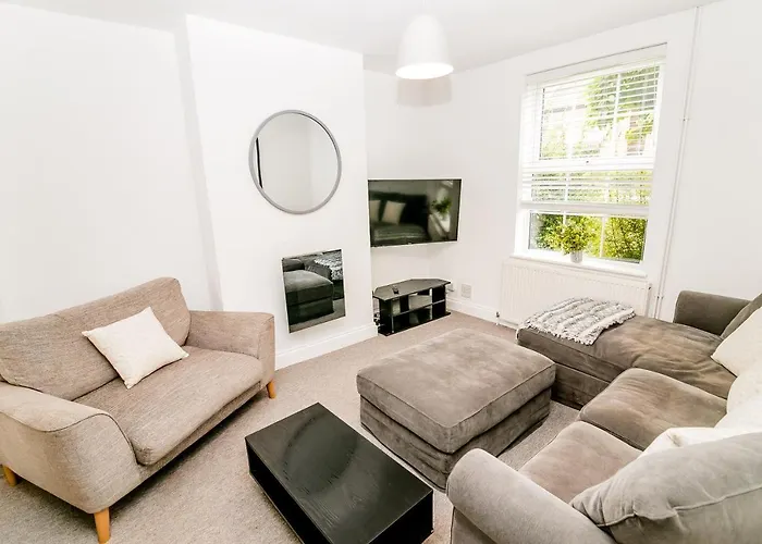 New City House, Great Location - With Parking
