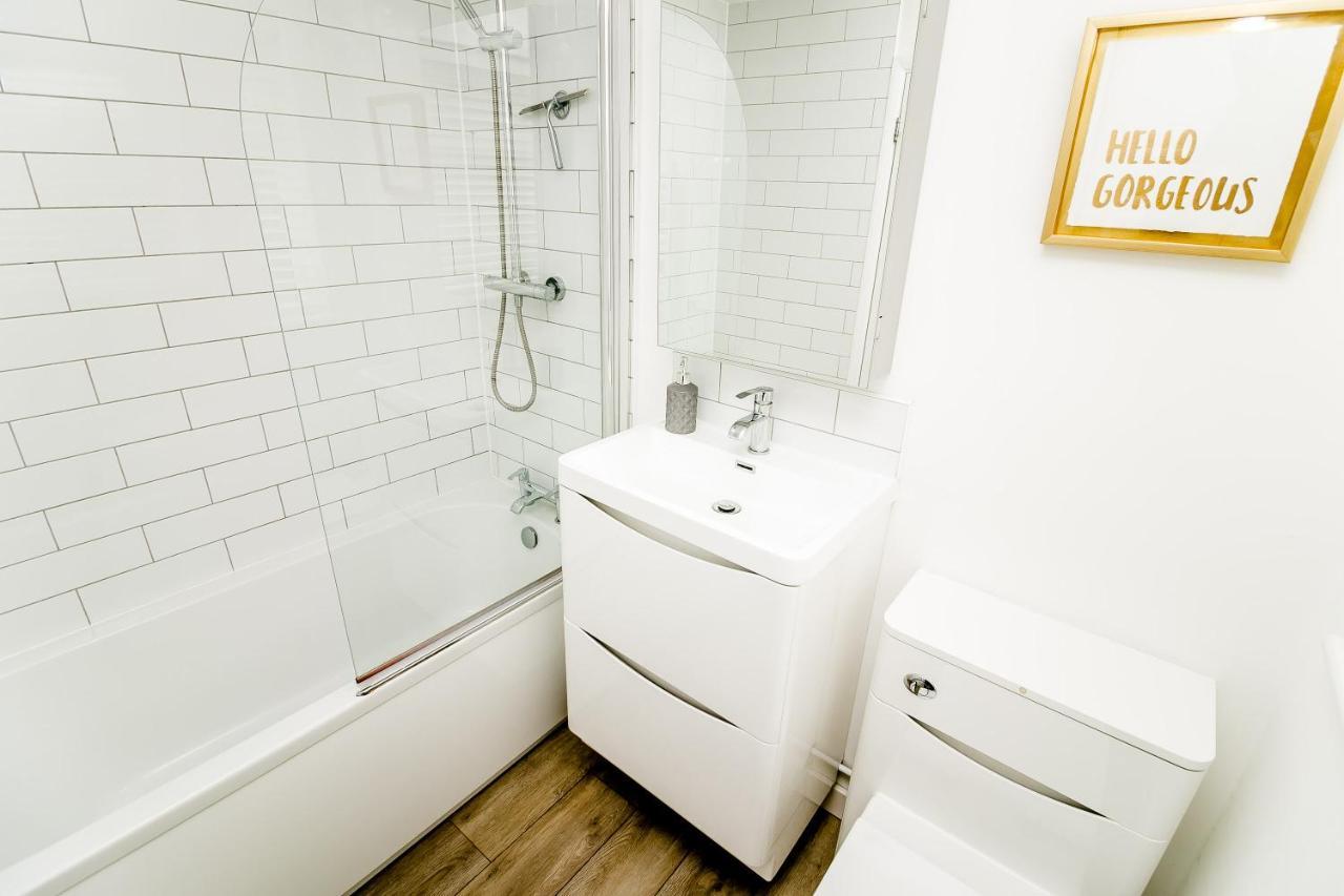 New House, Great Location - With Parking Сasa de vacaciones